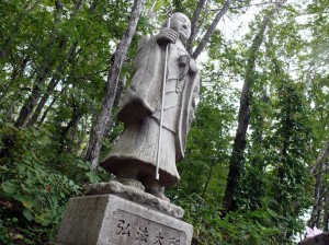 天狗山山頂の弘法大師像