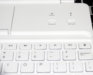 ANKER Super-Slim Bluetooth Keyboard Coverの電源スイッチ部分拡大