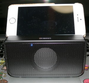 Boombero Wireless Speaker本体 with iPhone