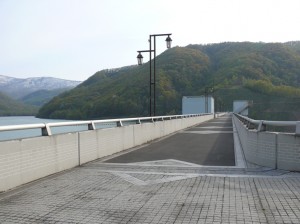 朝里ダム堤防の風景