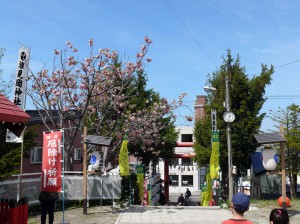 潮見ヶ岡神社の境内にて